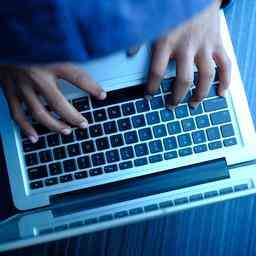 Phishing Verdaechtiger wirft bei Razzia in Amsterdam Laptop aus dem Fenster