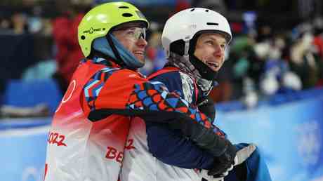 Aufsaessiger Ukrainer umarmt russischen Rivalen bei Olympia — Sport