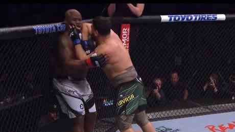 Aufstrebender UFC Slugger erschlaegt „Black Beast mit brutalem Ellbogen KO VIDEO —