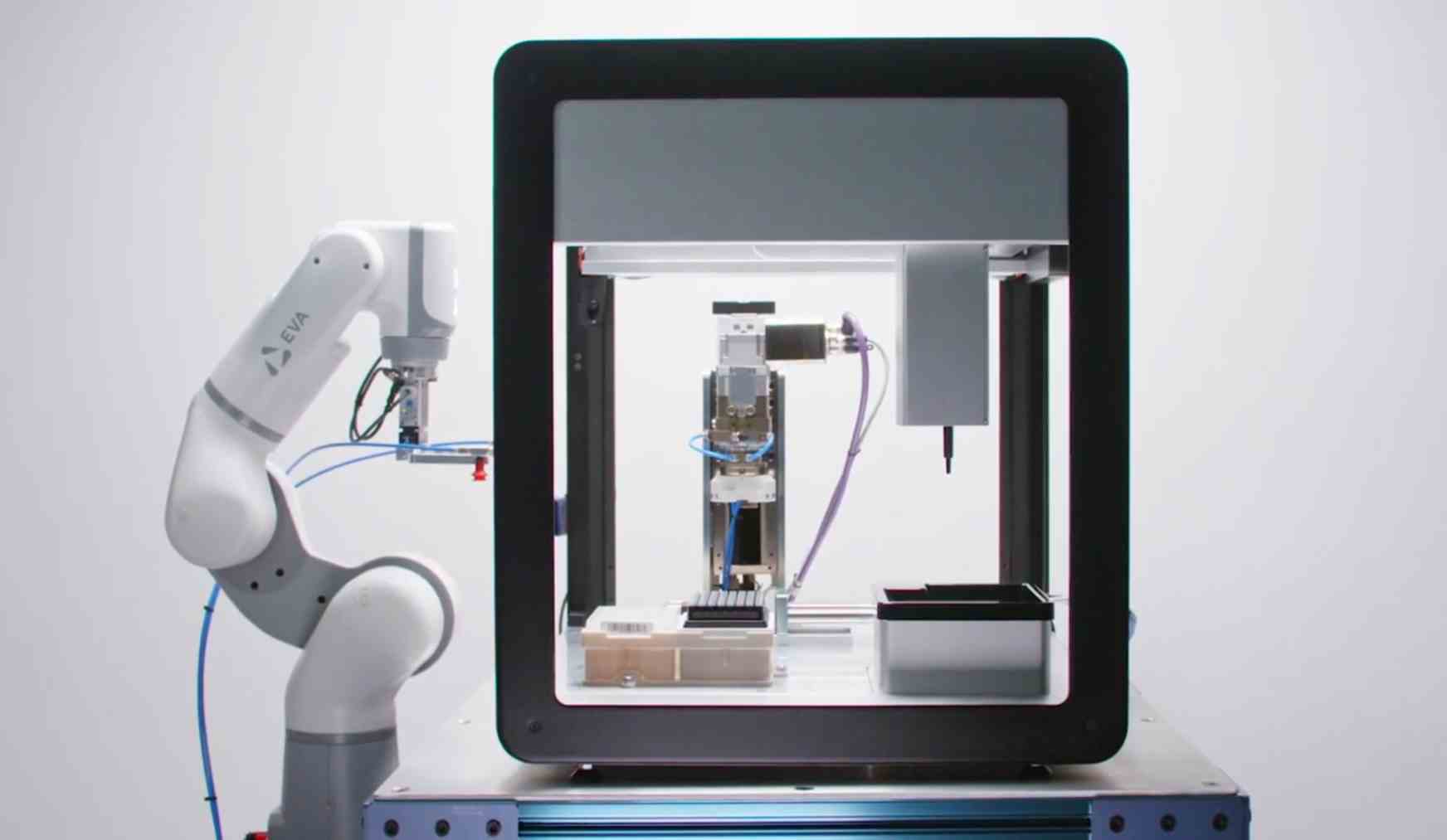 Das Gehäuse von Automata Labs mit dem Eva-Roboterarm daneben.