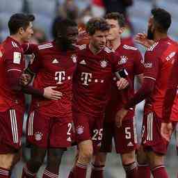 Bayern dreht Rueckstand gegen den Letzten United verbucht einen schwierigen