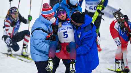 Befuerchtungen als der norwegische Olympia Athlet an der Ziellinie zusammenbricht —