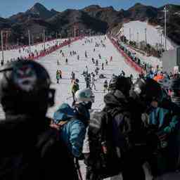 China foerdert den Wintersport in Xinjiang Skifahren zwischen den Konzentrationslagern