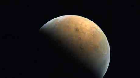 Der EU Russland Orbiter macht ein Bild der Marsoberflaeche die von Staubteufeln