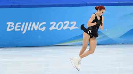 Die russische Eiskunstlaeuferin Trusova schreibt Geschichte mit einer unglaublichen Peking Routine