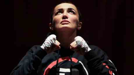 Die russische MMA Koenigin Avsaragova findet einen Gegner der bereit ist