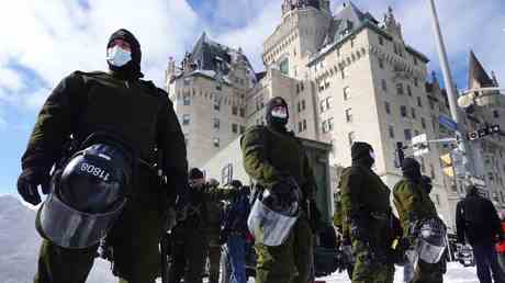 Dutzende verhaftet als die Polizei von Ottawa gegen den Freedom