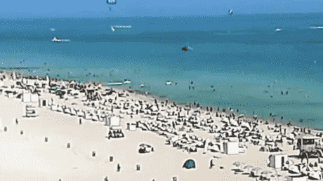 Hubschrauber stuerzt in der Naehe eines ueberfuellten Strandes ab VIDEO