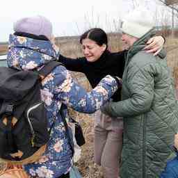 In Bildern Wie Ukrainer fliehen und von Freiwilligen unterstuetzt