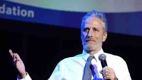 Jon Stewart warnt die Kritiker von Joe Rogan – RT