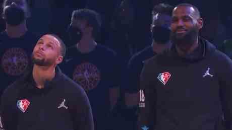 LeBron James „kaempft darum das Lachen zu kontrollieren waehrend der