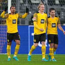 Malen verhilft Dortmund zum grossen Sieg United kaempft sich an