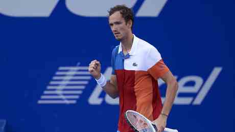 Medwedew verdraengt Djokovic offiziell als Tenniskoenig — Sport