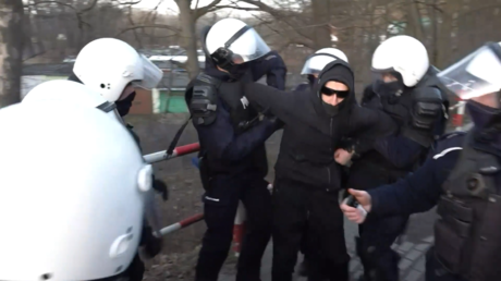 Migrantenrechtsaktivisten stossen mit der Polizei zusammen VIDEO — World News