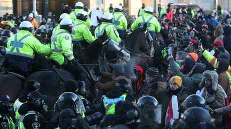 Polizei bedroht Demonstranten des Freedom Convoy — World
