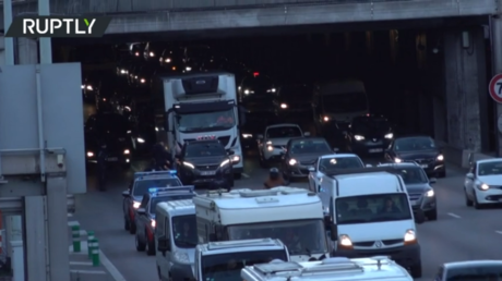 Polizei faengt „Freedom Convoy auf dem Weg nach Paris ab