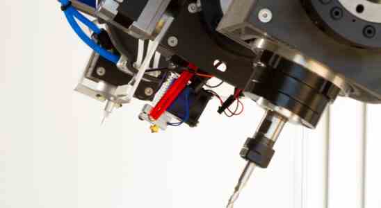 Q5D verwendet Roboter um die elektronische Verdrahtung waehrend der Fertigung