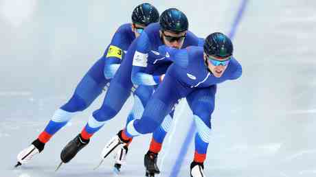 Russische Eisschnelllaeufer setzen sich auf dem Weg zum olympischen Silber