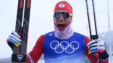 Russischer Ski Superstar gewinnt drittes olympisches Gold unter brutalen Bedingungen —