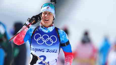 Sympathie fuer entschuldigenden russischen Biathleten nachdem Gold betteln geht —