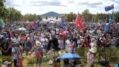 Tausende Demonstranten stroemen vor das australische Parlament VIDEOS — World