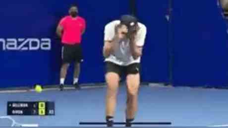 Tennisstar bei ungewoehnlichem Unfall auf dem Platz verletzt VIDEO —