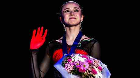 Valieva kehrt zum Heldenempfang in Moskau zurueck VIDEO — Sport
