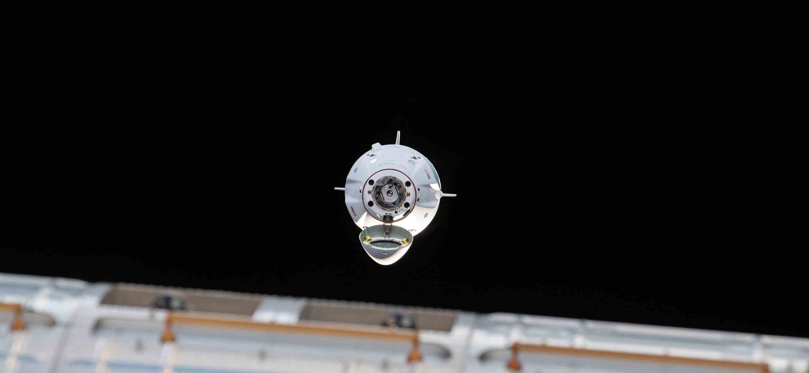 SpaceX Crew Dragon beim Anflug auf die ISS.