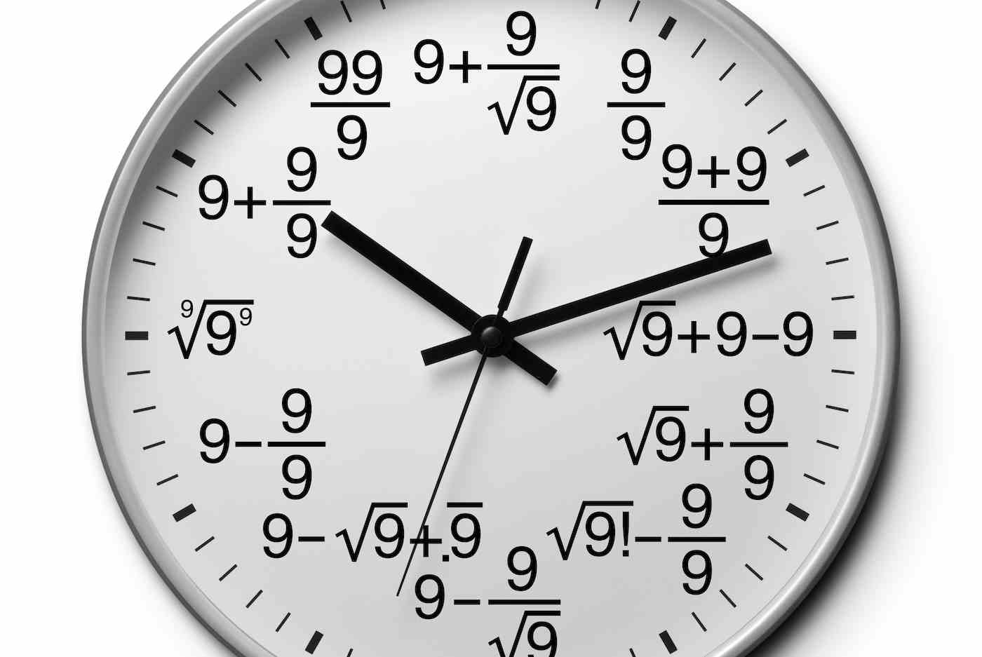 Ein Uhrgesichtshut zeigt Gleichungen anstelle von Zahlen auf weißem Hintergrund an.