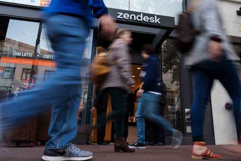 Fußgänger gehen am Mittwoch, den 2. Oktober 2019, am Eingang des Hauptsitzes von Zendesk Inc. in San Francisco, Kalifornien, USA, vorbei. Zendesk fiel gestern um 5,6 %, da sein Sektor zurückging.  Der Handel mit Put-Optionen des Unternehmens war doppelt so hoch wie der Durchschnitt.  Fotograf: David Paul Morris/Bloomberg über Getty Images