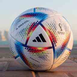 Ball zur WM in Katar ueberreicht Ein Teil des Erloeses