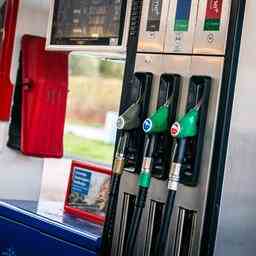 Benzin kostet wegen hoher Oelpreise erstmals mehr als 225 Euro