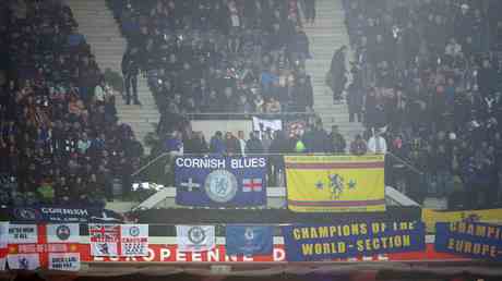 Chelsea Fans vergasten Traenengas bei Zusammenstoessen mit der franzoesischen Polizei nachdem