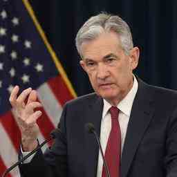 Die US Notenbank erhoeht die Zinsen um die hohe Inflation zu