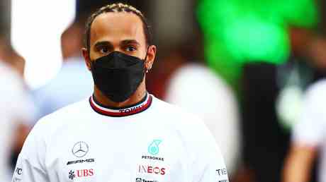 Hamilton freut sich nach dem umstrittenen Grand Prix aus Saudi Arabien