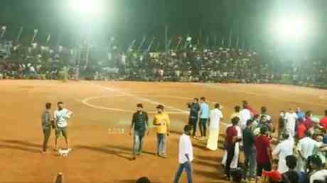 Hunderte verletzt als die Tribuene waehrend eines Fussballspiels in Indien
