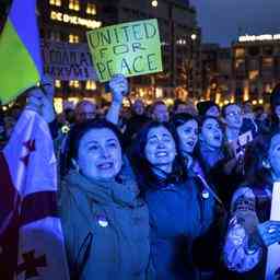 Hunderte von Menschen versammeln sich in Rotterdam um ihre Unterstuetzung