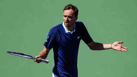 Medvedev Schock sieht Djokovic auf Platz eins zurueck — Sport