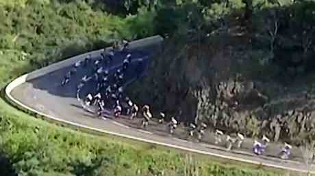 Radfahrer stuerzt bei schrecklichem Unfall von Klippe ueber Mauer VIDEO