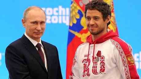 Russischer olympischer Skistar teilt Foto mit Putin und „Friedens Botschaft —