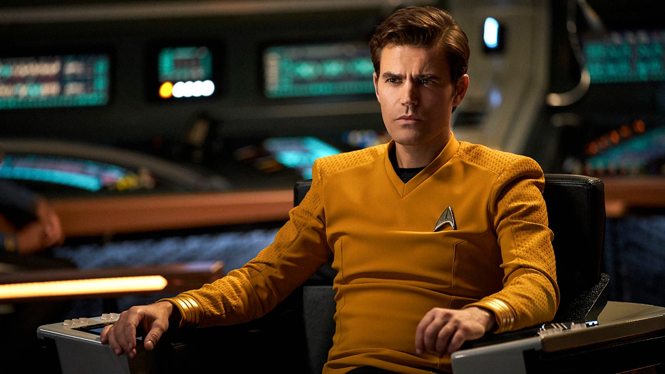 Star Trek: Strange New Worlds hat einen neuen Schauspieler für Captain Kirk gecastet, Paul Wesley, und das erste Bild von ihm im Kostüm enthüllt.