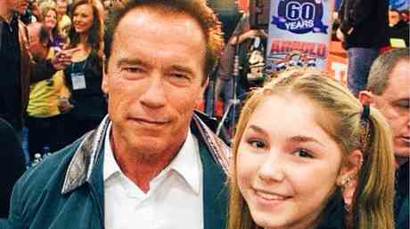 Schwarzenegger wird beschuldigt das Versprechen des „staerksten Maedchens der Welt