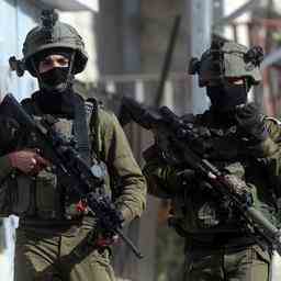 Soldaten helfen der israelischen Polizei nach der blutigsten Woche seit