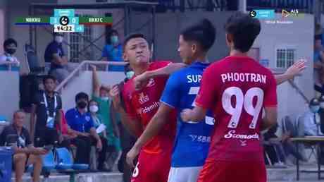 Thailaendischer Fussballer wegen brutalen Ellbogenangriffs auf Rivalen gefeuert VIDEO —