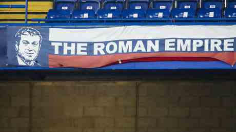 Trotzige Chelsea Fans zeigen das Abramovich Banner — Sport