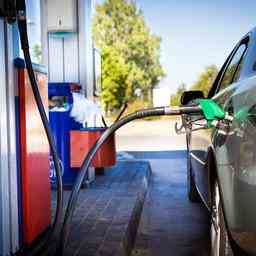 Verbrauchsteuern und Unsicherheit halten die Kraftstoffpreise hoch selbst wenn die