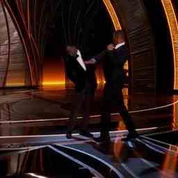 Will Smith schlaegt Oscar Moderator Chris Rock nachdem er seiner Frau