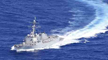 China reagiert auf US Kriegsschiff das durch die Taiwanstrasse faehrt —