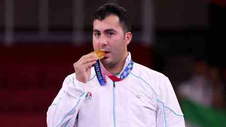 Der iranische Karate Olympiasieger stellt das Verbot in Frage sich Israelis