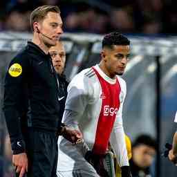Der junge Ajax Trainer Heitinga nach der Rueckkehr von Ihattaren Er